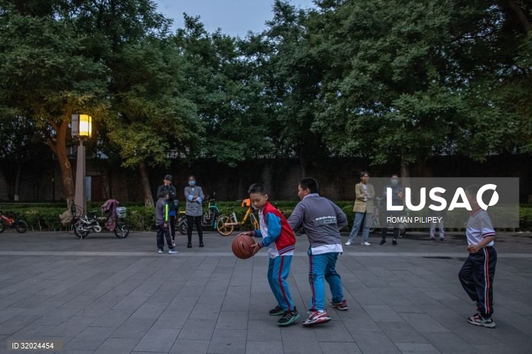 China aumenta para três limite de filhos por casal
