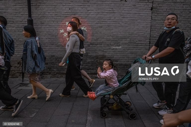China aumenta para três limite de filhos por casal
