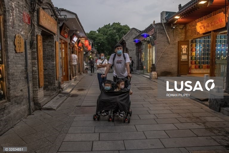 China aumenta para três limite de filhos por casal
