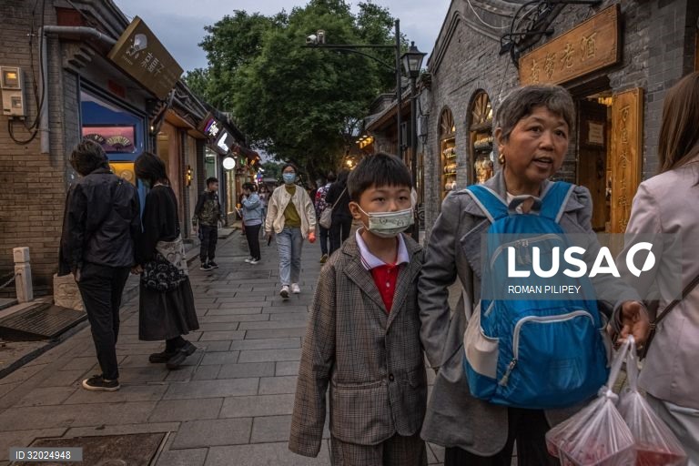 China aumenta para três limite de filhos por casal
