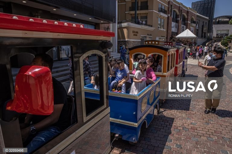 China aumenta para três limite de filhos por casal
