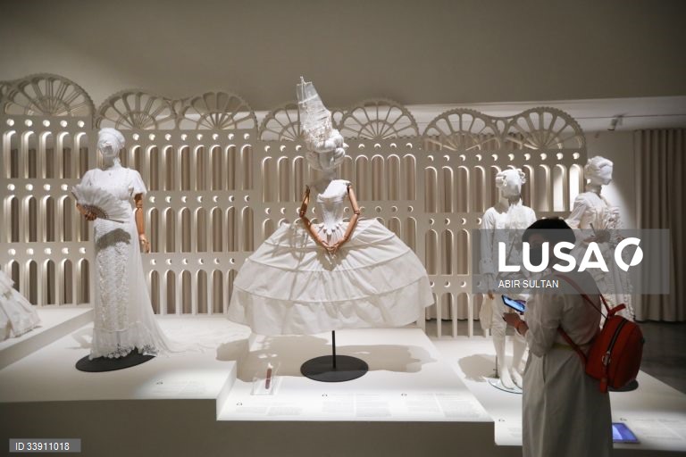 Exposição de moda no Museu Holon Design em Israel