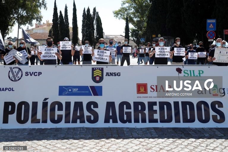 Elementos da PSP e da GNR participam na jornada de protesto com o objetivo de "sensibilizar todos os cidadãos para a problemática da não atribuição do suplemento de risco aos polícias da PSP e militares da GNR", junto ao Palácio da Ajuda, local onde decorre a reunião do Conselho de Ministros, em Lisboa, 15 de julho de 2021. Convocado pelos sindicatos da Polícia de Segurança Pública (PSP) e associações da Guarda Nacional Republicana (GNR) - Associação Nacional de Guardas; Associação Nacional de...