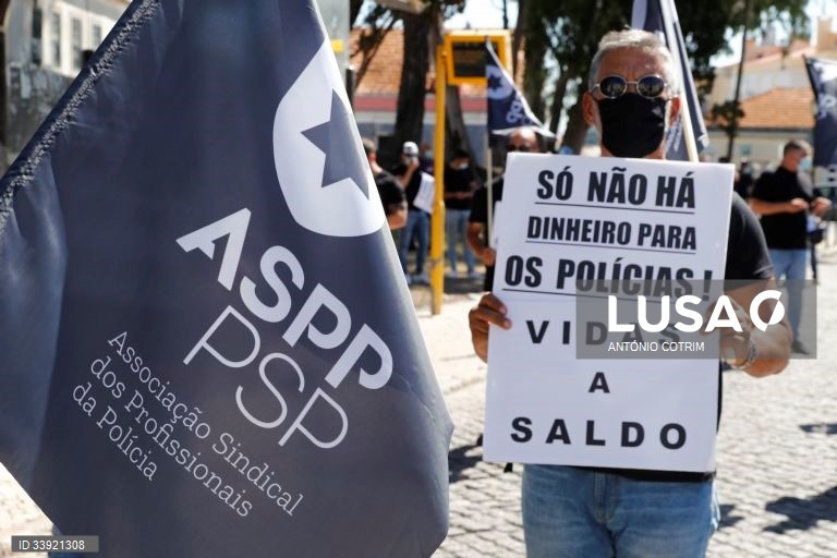Um participante exibe um cartaz onde se lê "Só Não Há Dinheiro Para Os Polícias! Vidas A Saldo" durante a jornada de protesto dos elementos da PSP e da GNR com o objetivo de "sensibilizar todos os cidadãos para a problemática da não atribuição do suplemento de risco aos polícias da PSP e militares da GNR", junto ao Palácio da Ajuda, local onde decorre a reunião do Conselho de Ministros, em Lisboa, 15 de julho de 2021. Convocado pelos sindicatos da Polícia de Segurança Pública (PSP) e...