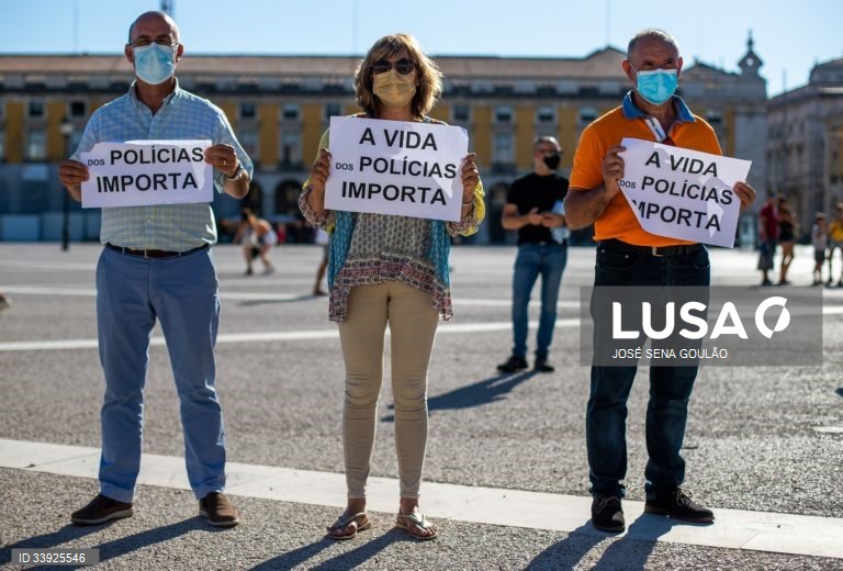 Profissionais da Polícia de Segurança Pública e da Guarda Nacional Republicana protestam com o objetivo de "sensibilizar todos os cidadãos para a problemática da não atribuição do suplemento de risco aos polícias da PSP e militares da GNR", em frente ao Ministério da Administração Interna, em Lisboa, 15 de julho de 2021. JOSÉ SENA GOULÃO/LUSA
