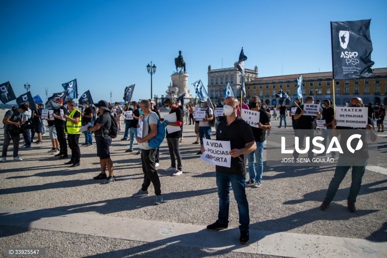 Profissionais da Polícia de Segurança Pública e da Guarda Nacional Republicana protestam com o objetivo de "sensibilizar todos os cidadãos para a problemática da não atribuição do suplemento de risco aos polícias da PSP e militares da GNR", em frente ao Ministério da Administração Interna, em Lisboa, 15 de julho de 2021. JOSÉ SENA GOULÃO/LUSA