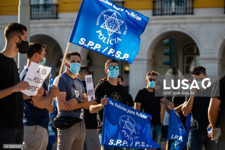 Profissionais da Polícia de Segurança Pública e da Guarda Nacional Republicana protestam com o objetivo de "sensibilizar todos os cidadãos para a problemática da não atribuição do suplemento de risco aos polícias da PSP e militares da GNR", em frente ao Ministério da Administração Interna, em Lisboa, 15 de julho de 2021. JOSÉ SENA GOULÃO/LUSA