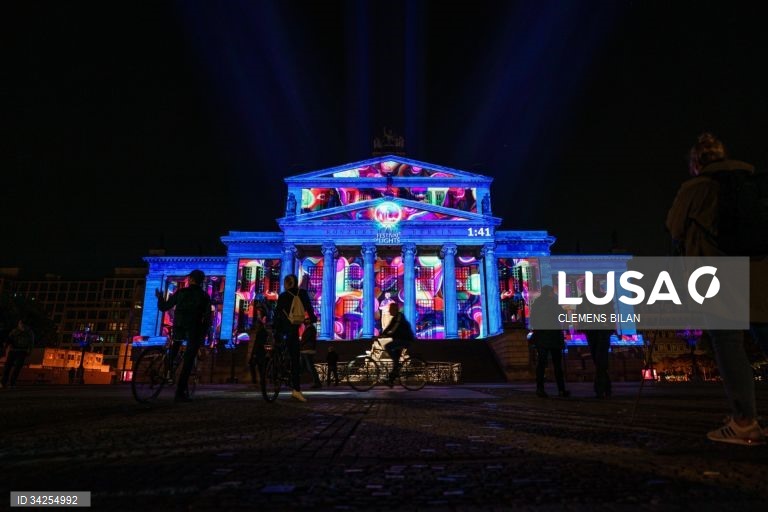 Cerca de 75 edifícios na capital alemã são projetados com instalações de luzes e projeções em 3D.