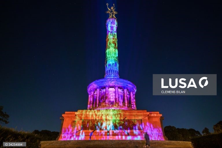 Cerca de 75 edifícios na capital alemã são projetados com instalações de luzes e projeções em 3D.