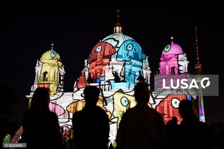 Cerca de 75 edifícios na capital alemã são projetados com instalações de luzes e projeções em 3D.