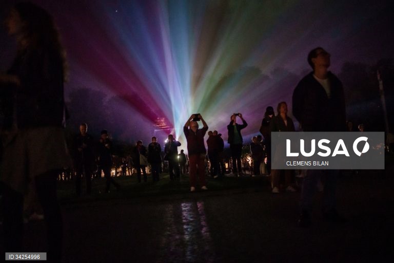 Cerca de 75 edifícios na capital alemã são projetados com instalações de luzes e projeções em 3D.