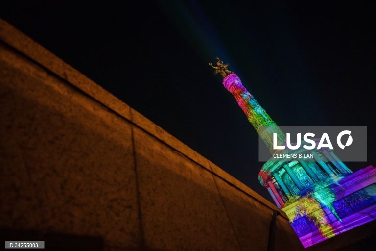 Cerca de 75 edifícios na capital alemã são projetados com instalações de luzes e projeções em 3D.