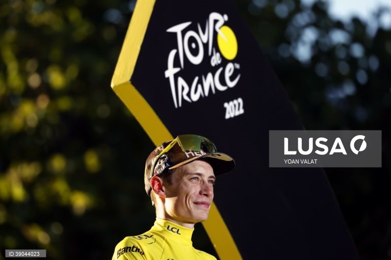 Jonas Vingegaard vence a Volta à França em bicicleta 2022
