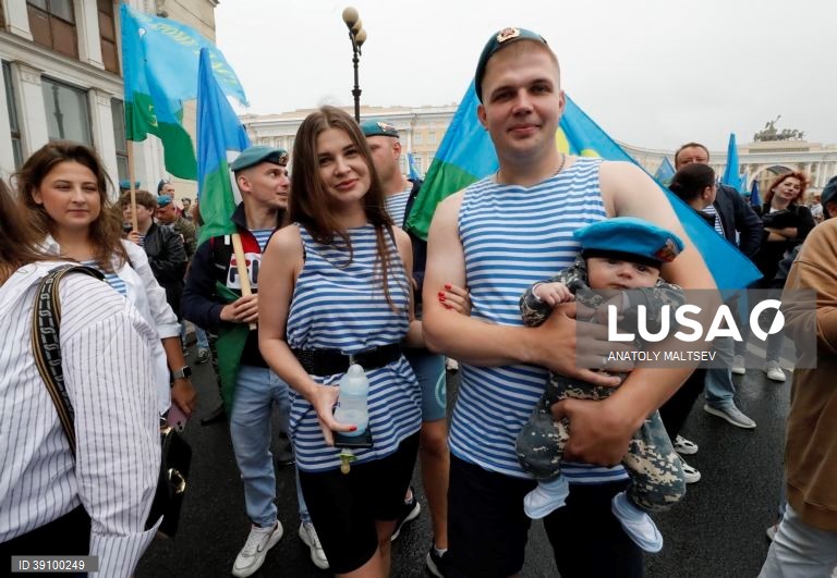 São Petersburgo: Dia do paraquedista