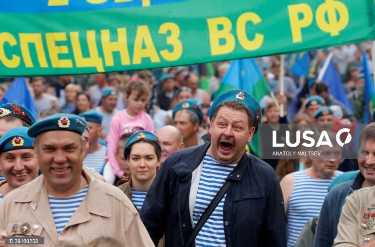 São Petersburgo: Dia do paraquedista