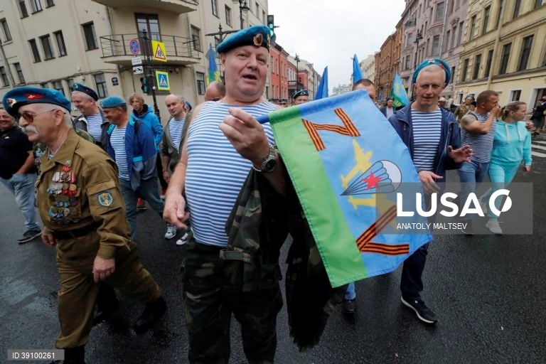 São Petersburgo: Dia do paraquedista