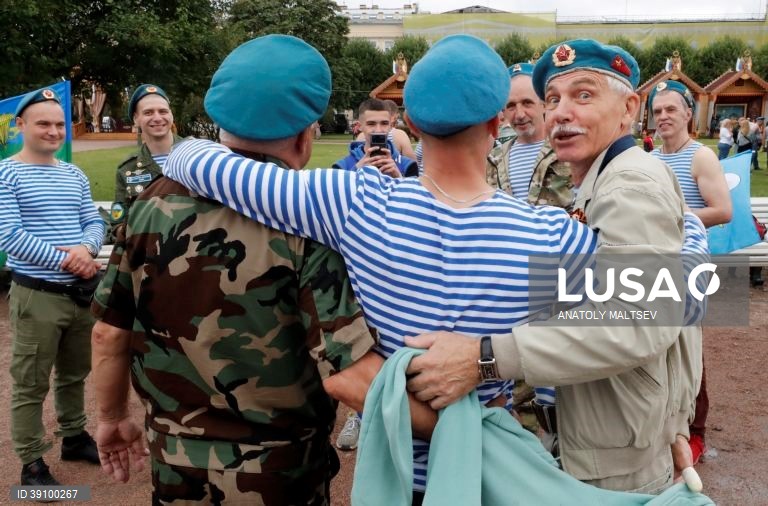 São Petersburgo: Dia do paraquedista