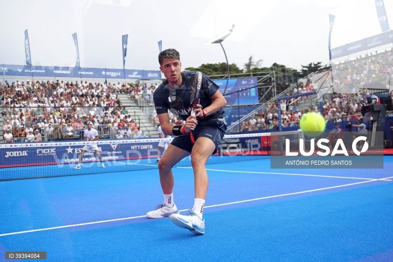 O jogador Agustin Tapia durante a final do Cascais Padel Open, etapa do circuito mundial de padel (World Padel Tour), nos Jardins do Casino Estoril., em Cascais, 11 de setembro de 2022. ANTÓNIO PEDRO SANTOS/LUSA