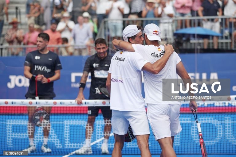 A dupla Alejandro Galan (D) e Juan Lebron (2-D), celebra a vitória contra a dupla Agustin Tapia (E) e Daniel Gutierrez (2-E) no final do Cascais Padel Open, etapa do circuito mundial de padel (World Padel Tour), nos Jardins do Casino Estoril., em Cascais, 11 de setembro de 2022. ANTÓNIO PEDRO SANTOS/LUSA