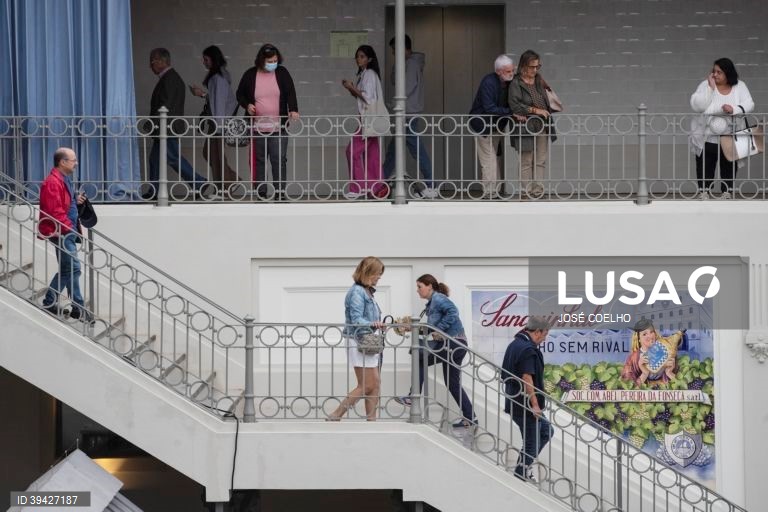 Populares na abertura do Mercado do Bolhão depois de quatro anos de obras de requalificação, Porto, 15 de setembro de 2022.  JOSÉ COELHO/LUSA
