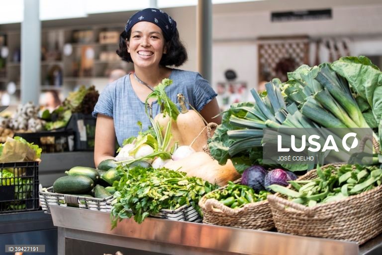 Comerciantes na abertura do Mercado do Bolhão depois de quatro anos de obras de requalificação, Porto, 15 de setembro de 2022.   JOSÉ COELHO/LUSA
