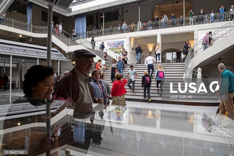 Populares na abertura do Mercado do Bolhão depois de quatro anos de obras de requalificação, Porto, 15 de setembro de 2022.  JOSÉ COELHO/LUSA
