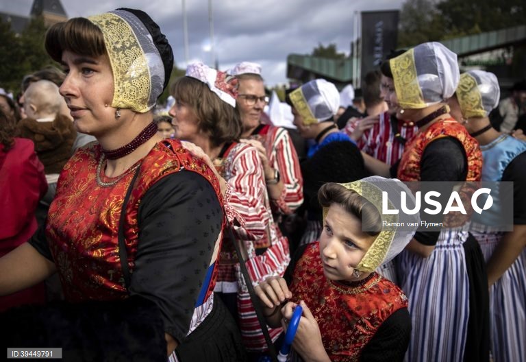 O fotografo Jimmy Nelson reuniu um grupo de pessoas com os trajes tradicionais dos Países baixos para fazer uma foto. 