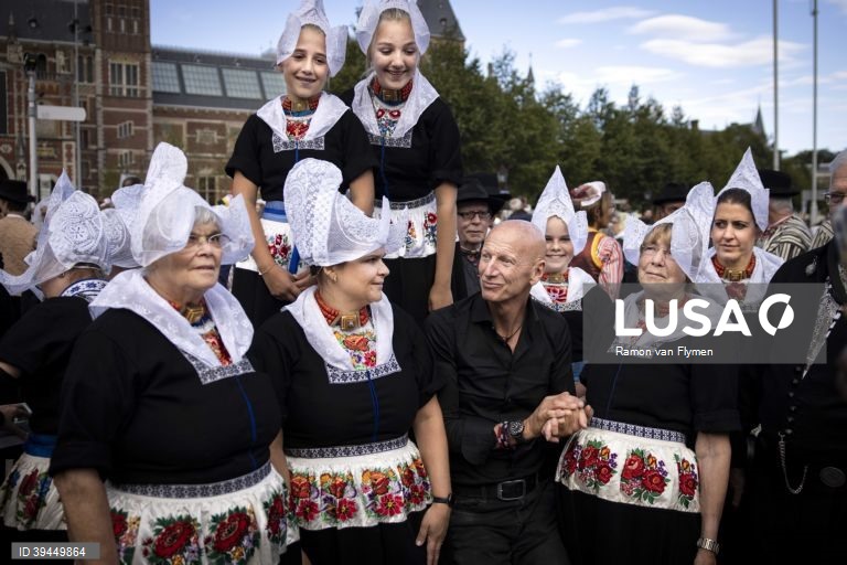 O fotografo Jimmy Nelson reuniu um grupo de pessoas com os trajes tradicionais dos Países baixos para fazer uma foto. 