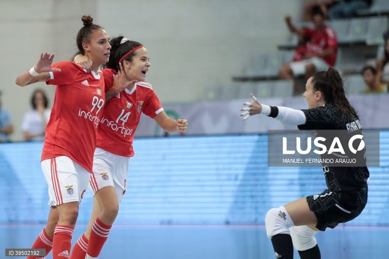 A jogadora do Benfica, Fifó (C) festeja o golo obtido contra o Nun’Álvares durante o jogo da Supertaça de Portugal de Futsal Feminina, SL Benfica vs Nun’Álvares realizado no Centro de Desportos e Congressos de Matosinhos, 25 Setembro 2022, MANUEL FERNANDO ARAUJO/LUSA