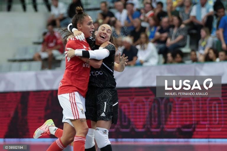 A jogadora do Benfica, Fifó (E) festeja o golo obtido contra o Nun’Álvares durante o jogo da Supertaça de Portugal de Futsal Feminina, SL Benfica vs Nun’Álvares realizado no Centro de Desportos e Congressos de Matosinhos, 25 Setembro 2022, MANUEL FERNANDO ARAUJO/LUSA