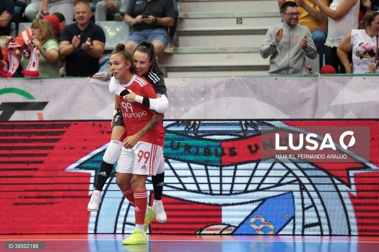 A jogadora do Benfica, Fifó (E) festeja o golo obtido contra o Nun’Álvares durante o jogo da Supertaça de Portugal de Futsal Feminina, SL Benfica vs Nun’Álvares realizado no Centro de Desportos e Congressos de Matosinhos, 25 Setembro 2022, MANUEL FERNANDO ARAUJO/LUSA