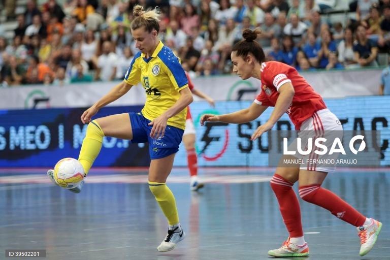 A jogadora do Nun’Álvares, Balona (E) disputa a bola com a jogadora do Benfica, Inês Fernandes (D) durante o jogo da Supertaça de Portugal de Futsal Feminina, SL Benfica vs Nun’Álvares realizado no Centro de Desportos e Congressos de Matosinhos, 25 Setembro 2022, MANUEL FERNANDO ARAUJO/LUSA
