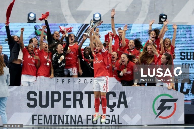As jogadoras do Benfica festejam a conquista do troféu no final do jogo da Supertaça de Portugal de Futsal Feminina, SL Benfica vs Nun’Álvares realizado no Centro de Desportos e Congressos de Matosinhos, 25 Setembro 2022, MANUEL FERNANDO ARAUJO/LUSA