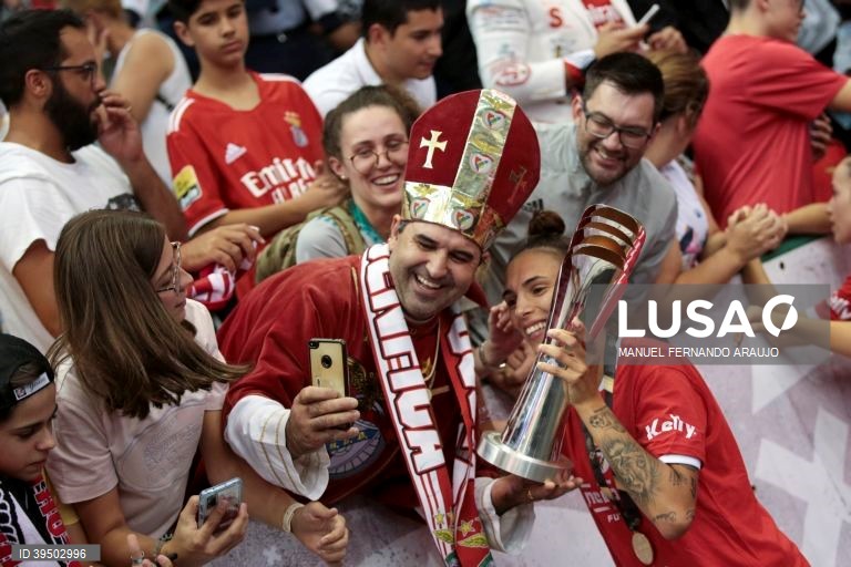 A jogadora do Benfica, Fifó (C) festeja com adeptos a conquista do troféu no final do jogo da Supertaça de Portugal de Futsal Feminina, SL Benfica vs Nun’Álvares realizado no Centro de Desportos e Congressos de Matosinhos, 25 Setembro 2022, MANUEL FERNANDO ARAUJO/LUSA