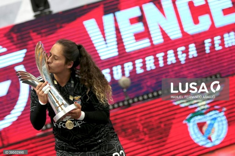 A jogadora do Benfica, Marta Nogueira festeja a conquista do troféu no final do jogo da Supertaça de Portugal de Futsal Feminina, SL Benfica vs Nun’Álvares realizado no Centro de Desportos e Congressos de Matosinhos, 25 Setembro 2022, MANUEL FERNANDO ARAUJO/LUSA