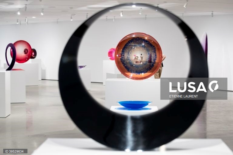 EUA: Exposição do Museu de Arte de Orange County em Costa Mesa, Califórnia