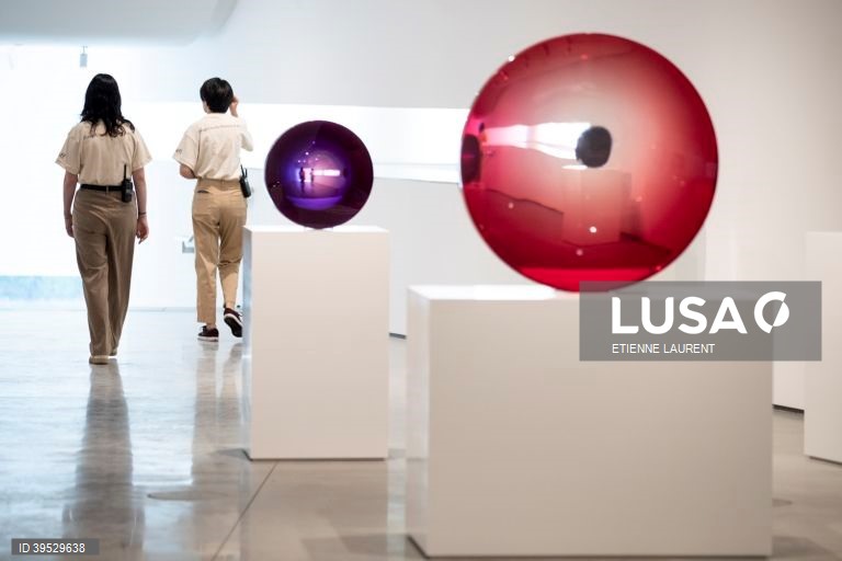 EUA: Exposição do Museu de Arte de Orange County em Costa Mesa, Califórnia