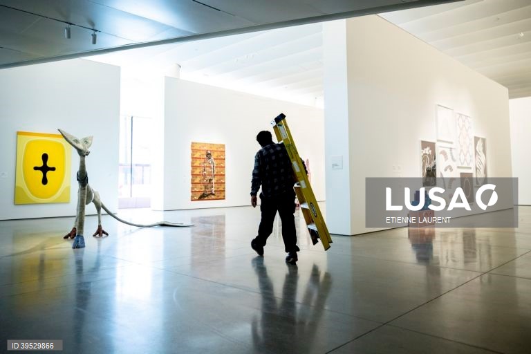 EUA: Exposição do Museu de Arte de Orange County em Costa Mesa, Califórnia