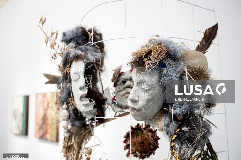 EUA: Exposição do Museu de Arte de Orange County em Costa Mesa, Califórnia