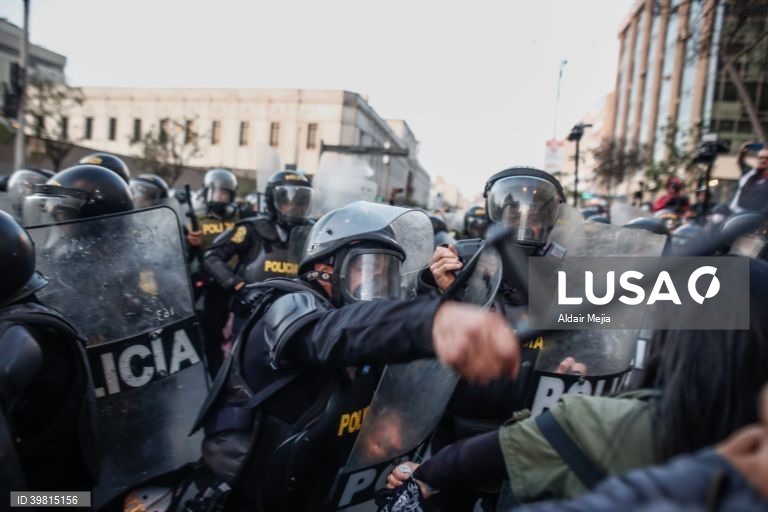 Peru: Centenas de manifestantes pró-Pedro Castillo confrontam a Polícia Nacional exigindo o encerramento do Congresso da República