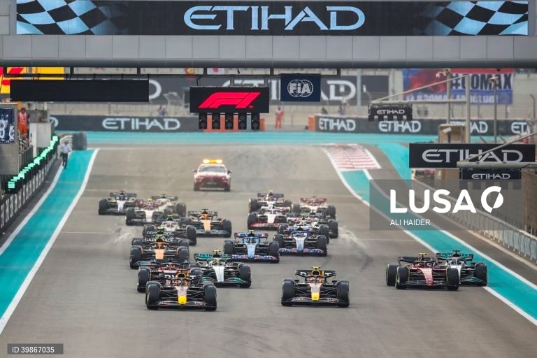 O neerlandês Max Verstappen (Red Bull) conquistou a 15.ª vitória da temporada no Grande Prémio de Abu Dhabi, enquanto o monegasco Charles Leclerc (Ferrari) segurou o segundo lugar no Mundial de Fórmula 1, após a 22.ª e última prova.