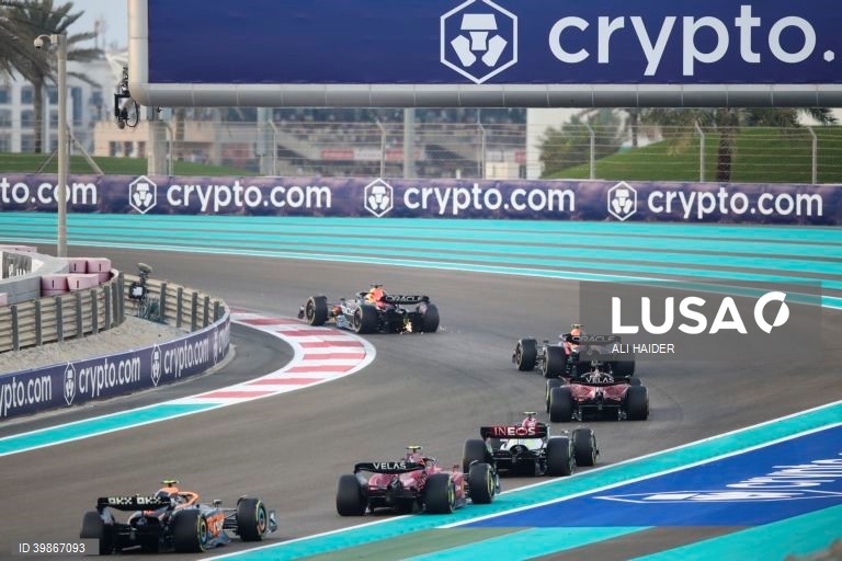 O neerlandês Max Verstappen (Red Bull) conquistou a 15.ª vitória da temporada no Grande Prémio de Abu Dhabi, enquanto o monegasco Charles Leclerc (Ferrari) segurou o segundo lugar no Mundial de Fórmula 1, após a 22.ª e última prova.