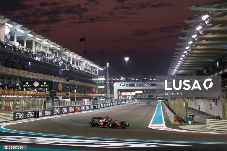 O neerlandês Max Verstappen (Red Bull) conquistou a 15.ª vitória da temporada no Grande Prémio de Abu Dhabi, enquanto o monegasco Charles Leclerc (Ferrari) segurou o segundo lugar no Mundial de Fórmula 1, após a 22.ª e última prova.