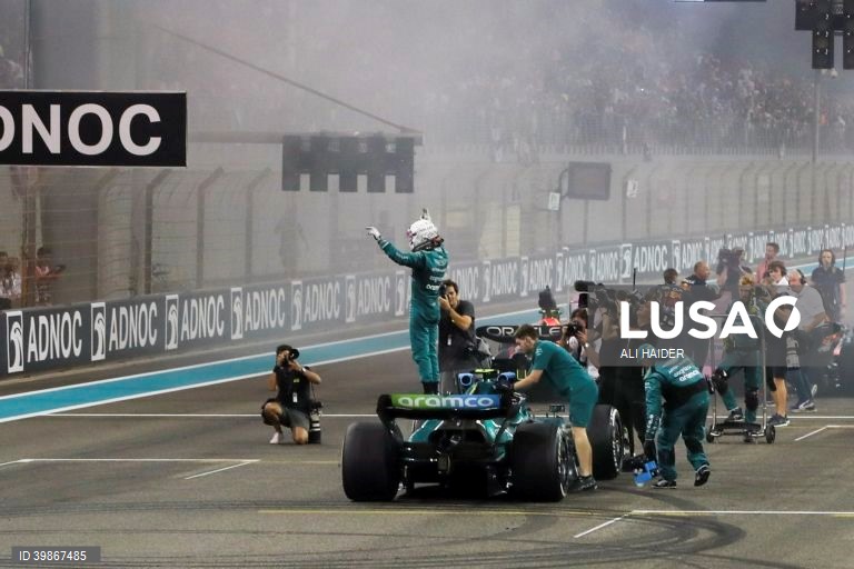 O neerlandês Max Verstappen (Red Bull) conquistou a 15.ª vitória da temporada no Grande Prémio de Abu Dhabi, enquanto o monegasco Charles Leclerc (Ferrari) segurou o segundo lugar no Mundial de Fórmula 1, após a 22.ª e última prova.