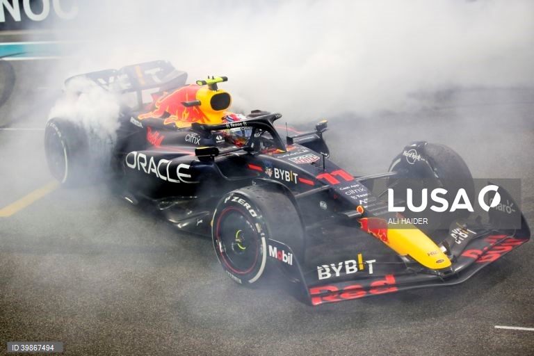 O neerlandês Max Verstappen (Red Bull) conquistou a 15.ª vitória da temporada no Grande Prémio de Abu Dhabi, enquanto o monegasco Charles Leclerc (Ferrari) segurou o segundo lugar no Mundial de Fórmula 1, após a 22.ª e última prova.