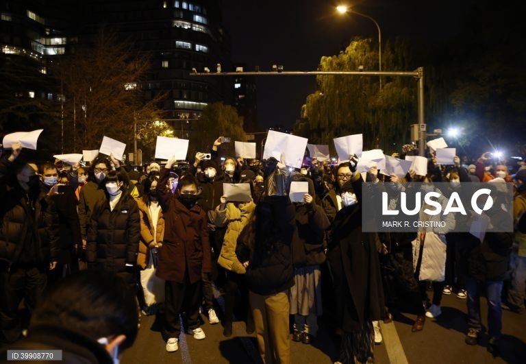 Covid-19: Protestos crescem na China contra estratégia de tolerância zero

