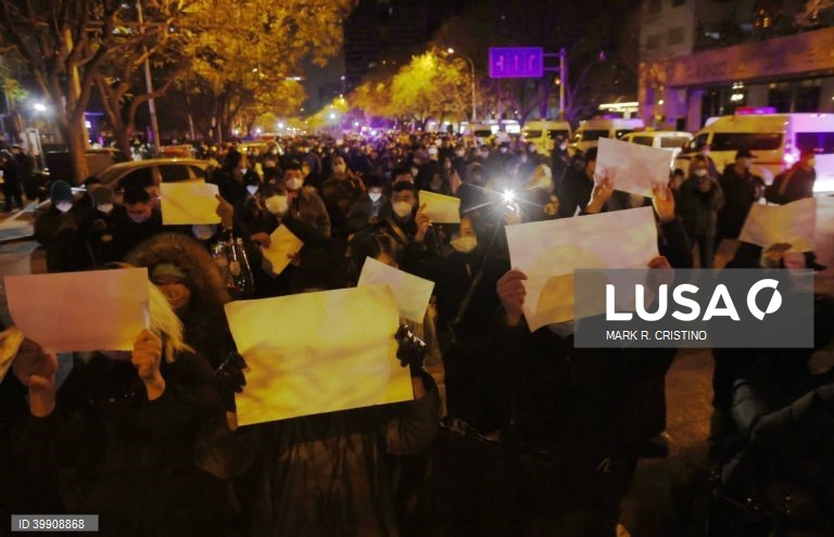 Covid-19: Protestos crescem na China contra estratégia de tolerância zero
