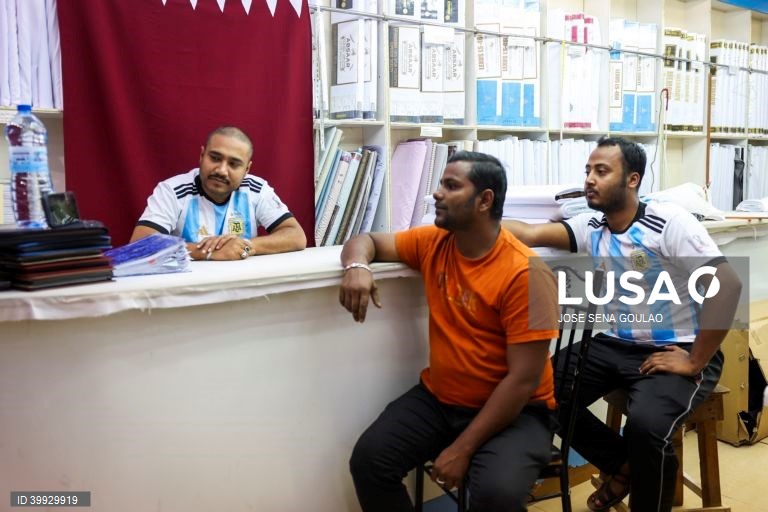 Imigrantes no Qatar seguem o mundial 2022, nas ruas de Doha. Mais de 6500 trabalhadores da Índia, Paquistão, Nepal, Bangladesh e Sri Lanka morreram no Qatar para receber o campeonato do mundo de futebol de 2022.