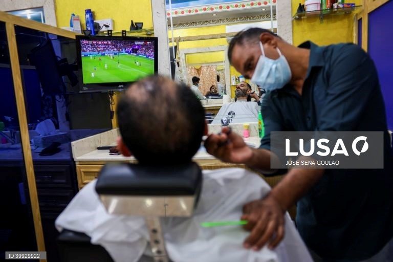 Imigrantes no Qatar seguem o mundial 2022, nas ruas de Doha. Mais de 6500 trabalhadores da Índia, Paquistão, Nepal, Bangladesh e Sri Lanka morreram no Qatar para receber o campeonato do mundo de futebol de 2022.