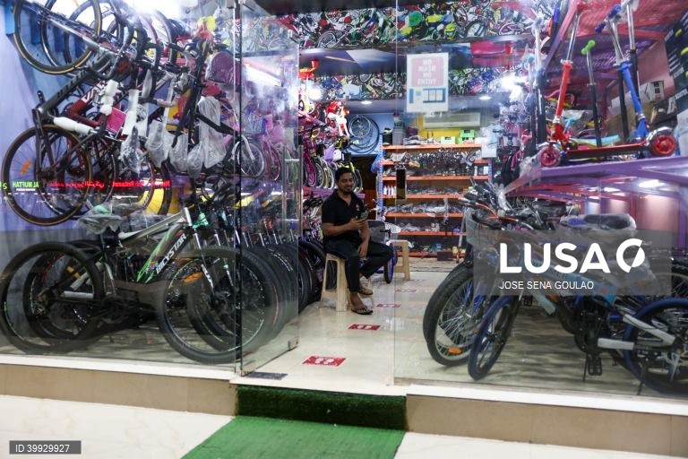 Imigrantes no Qatar seguem o mundial 2022, nas ruas de Doha. Mais de 6500 trabalhadores da Índia, Paquistão, Nepal, Bangladesh e Sri Lanka morreram no Qatar para receber o campeonato do mundo de futebol de 2022.